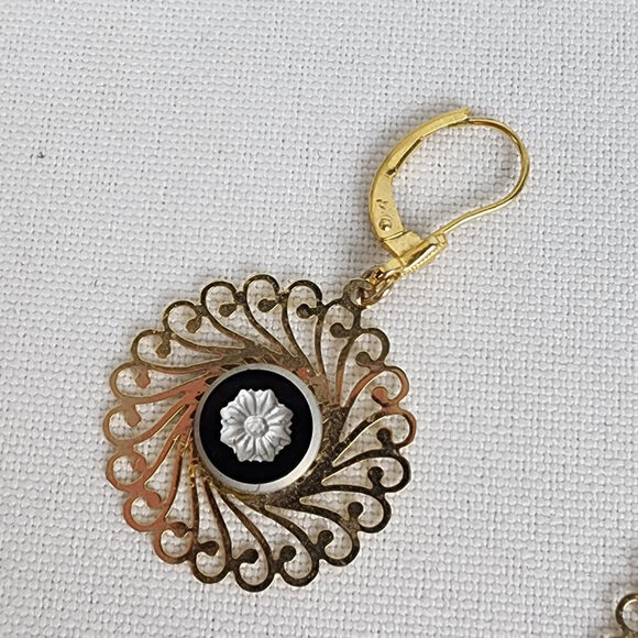 Vintage Gold Tone Flower Drop Earrings - Picture 2 of 4